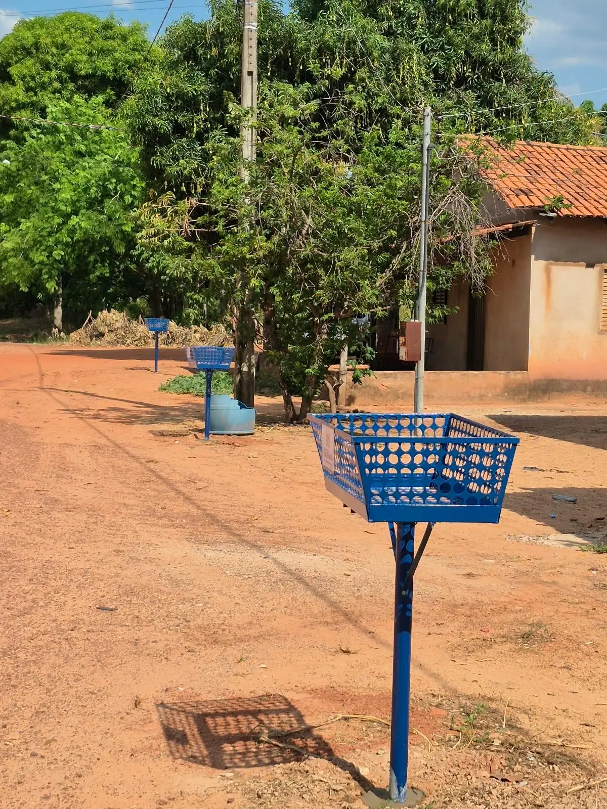 A Prefeitura Municipal, por meio da Secretaria Municipal de Meio Ambiente realizou a instalação de novas lixeiras  residências